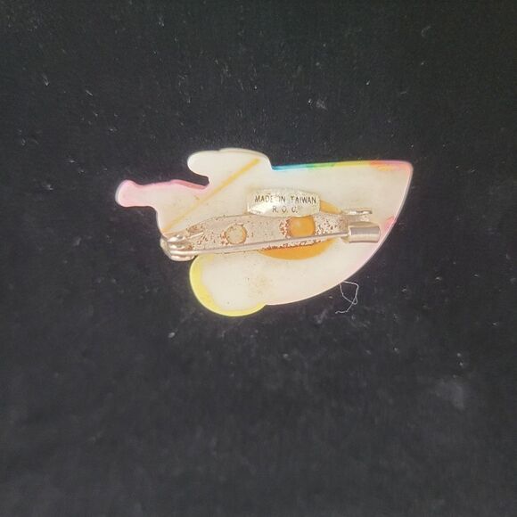 Vintage 80s Pastel Rainbow Girl Pin Brooch Garden Watering Can - Picture 4 of 5